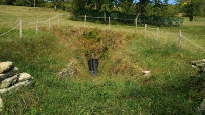 Ingresso del Dolmen di Braglia. Entrance to the Dolmen of Braglia.