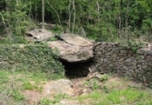 Dolmen del Tempio di Mithra a Borgogne in Val Susa TO. Dolmen of the Temple of Mithra in Borgogne in Val Susa TO.