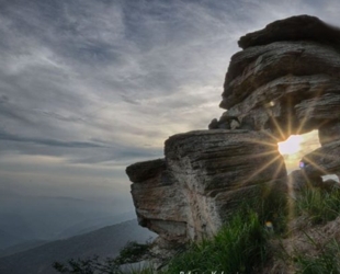 Roccia Fenestre tramonto del sole al solstizio estivo