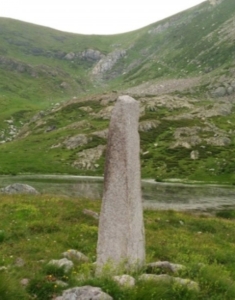 Menhir del lago Rataira Mondovi CN. Menhir of Lake Rataira Mondovi CN.