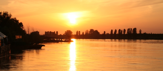 Un bel tramonto sul Po, a valle. A beautiful sunset over the Po, downstream.