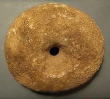 La ruota forata rinvenuta nel sito preistorico del TASSILI Nord Africa. The punctured wheel found in the prehistoric site of TASSILI North Africa.