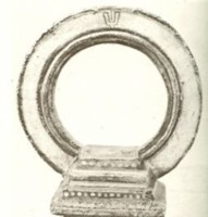 L'antica ruota forata della cultura indiana nella rappresentazione del Sole cosmico. The ancient perforated wheel of Indian culture in the representation of the cosmic sun.